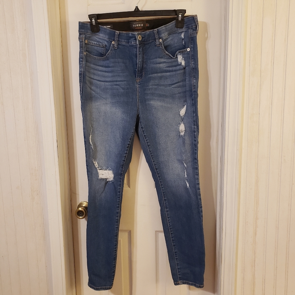 Torrid| Distressed Sky High Skinny| 18R
